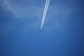 Следы от самолета в небе перекрещиваются - фото №15