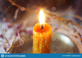 Зажигать свечи восковые - фото №2