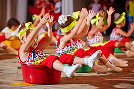 Танцующих веселых детей - фото №5