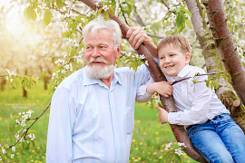 Дедушка и внуки - фото №3