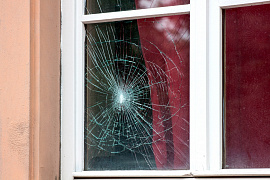 Разбить окно или стеклянную дверь - фото №1